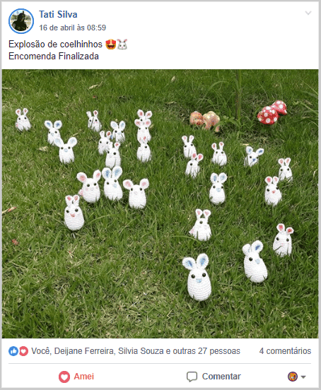 amigurumis de coelhos brancos no gramado
