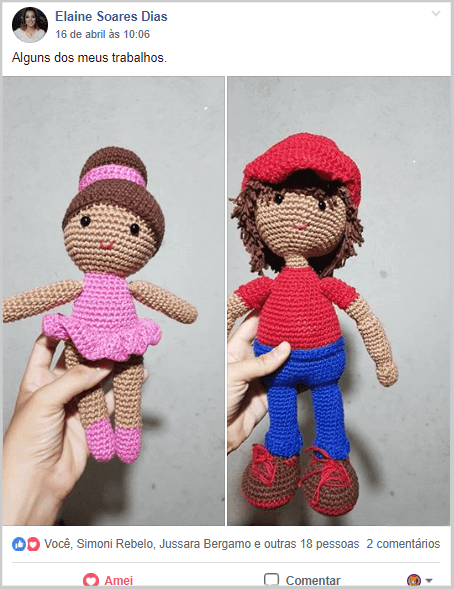 um casal de bonecos amigurumi